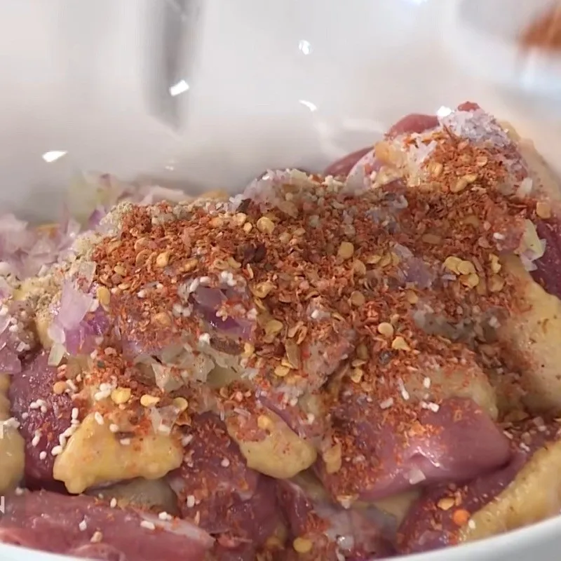 Thịt vịt được ướp đều với các loại gia vị cơ bản