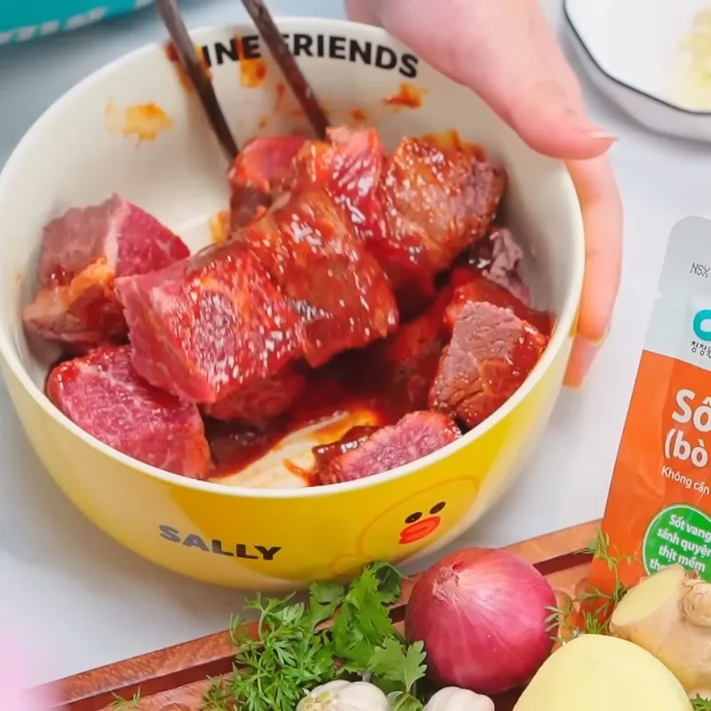 Công đoạn ướp thịt bò với gói sốt gia vị sẵn