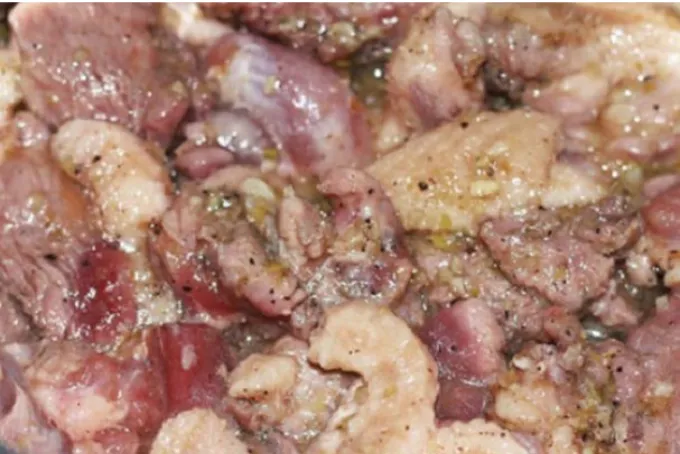 Ướp thịt ngan với hạt nêm, nước mắm, tỏi băm và tiêu trong 20 phút