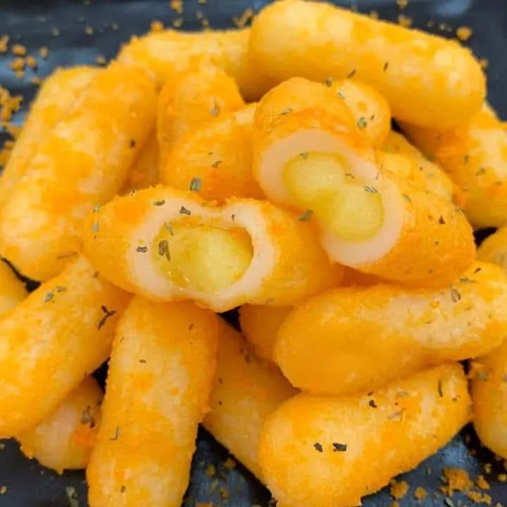 Bánh gạo sau khi chiên vàng giòn rắc thêm bột phô mai hấp dẫn