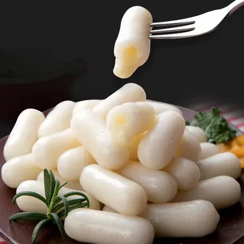 Món Tokbokki nấu cùng sốt cay đỏ rực và bánh gạo phô mai