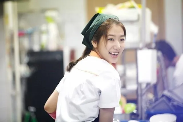 Khu vực rửa chén được tổ chức gọn gàng với các kệ phân loại đồ dùng