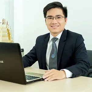 Thực khách nam thưởng thức bữa trưa công sở