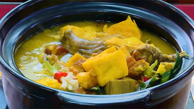 Bát cá lăng nấu chuối đậu nóng hổi thơm nồng hương tía tô nghệ và mẻ