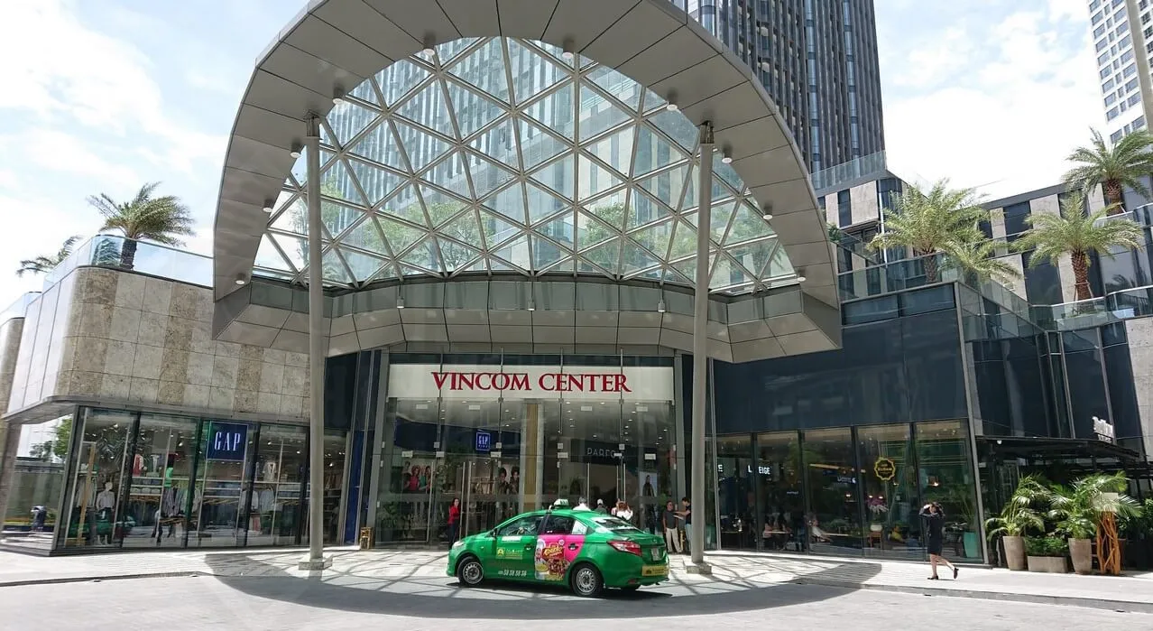 Quang cảnh Vincom Center Landmark 81 rực rỡ từ bên ngoài