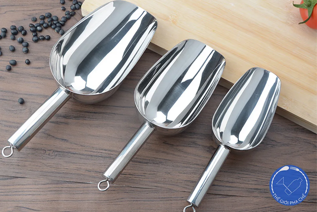 Dụng cụ xúc đá inox giúp lấy đá nhanh chóng và đảm bảo vệ sinh thực phẩm trong quá trình phục vụ