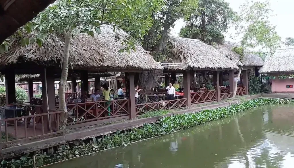 Vẻ đẹp lung linh của Làng ẩm thực Bình Xuyên về đêm với ánh đèn và không gian thoáng đãng