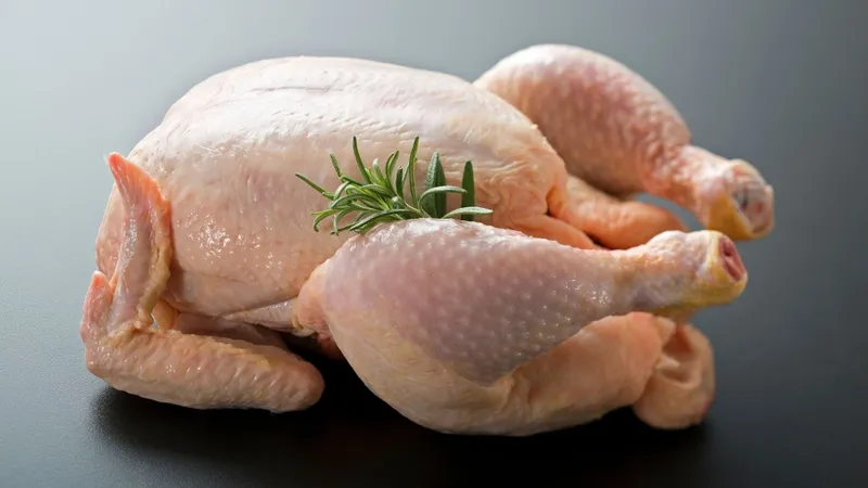 Thịt gà và các món gia cầm cần lưu ý khi có vết thương hở.