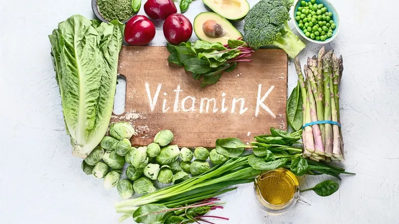 Bổ sung vitamin K hỗ trợ cầm máu cho người bị thương.