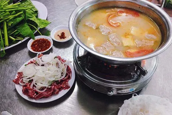 Vị ngon khó cưỡng từ nồi lẩu bò nhúng mẻ nóng hổi tại nhà