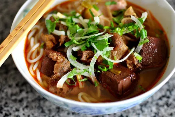 Nước dùng bún bò Huế có màu đỏ cam đặc trưng
