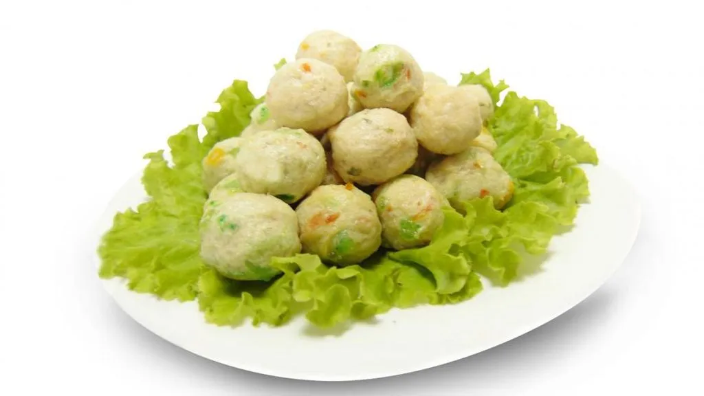 Viên hải sản rau củ hấp chín, xếp trên đĩa kèm rau xanh và sốt tương