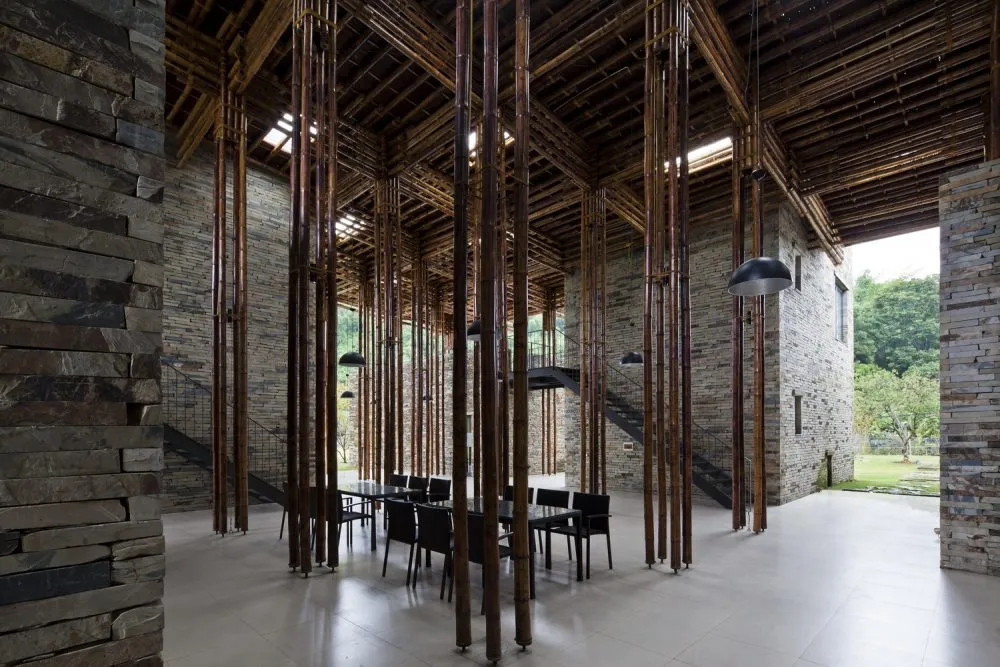 Mỗi cột trụ sẽ bao gồm 4 cây tre lớn có đường kính từ 80-100 mm, được lắp ráp bằng cách sử dụng chốt tre và dây thừng tạo sự liên kết, vững chãi