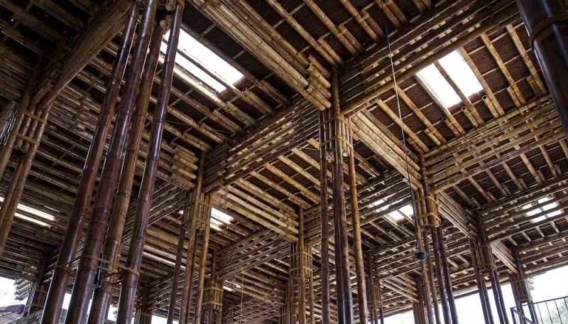 Những cột tre đã qua xử lý ngâm bùn và hun khói, do vậy nó sẽ được bảo vệ khỏi mối mọt, sâu, bướm qua thời gian