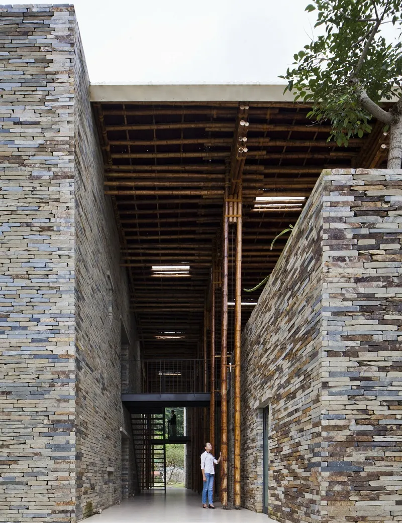 Được liên kết với tòa nhà bằng đá giúp không gian trở nên ấn tượng và thu hút hơn. Ngoài ra có thiết kế nhiều giếng trời bên trên mái giúp ánh sáng tràn ngập khắp không gian.