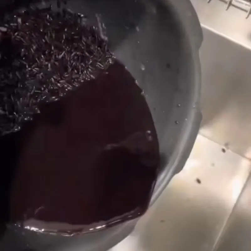 Ngâm gạo lứt đen để hạt mềm hơn