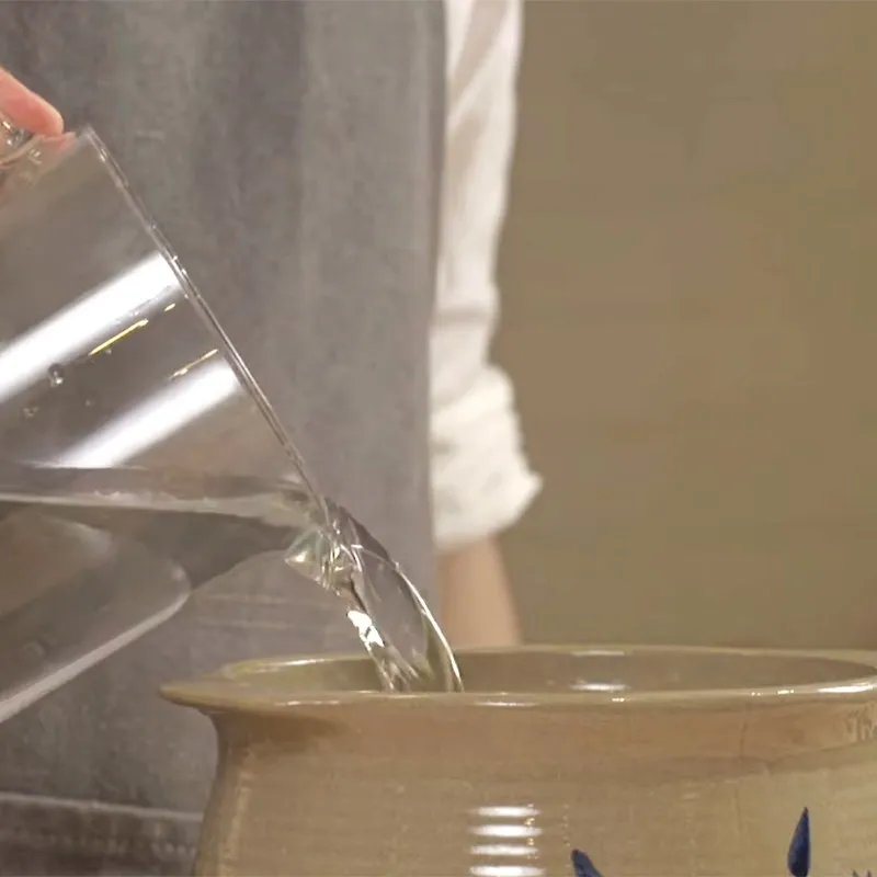 Cháo được ninh nhừ trước khi cho các loại hải sản vào