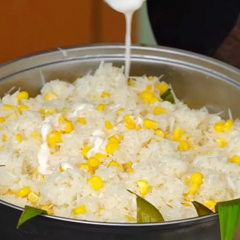 Bước 7 Vò xôi với nước xốt dừa