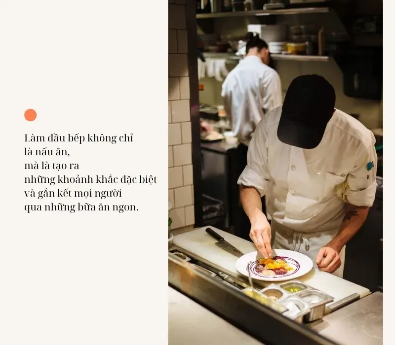 Đầu bếp đang chế biến món ăn trong bếp chuyên nghiệp