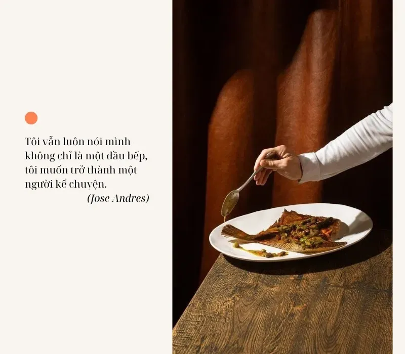 Các đầu bếp đang làm việc trong nhà bếp chuyên nghiệp