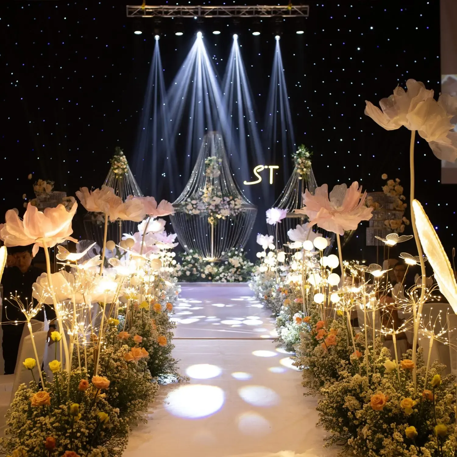 Không gian tiệc cưới White Palace với hệ thống ánh sáng chuyên nghiệp