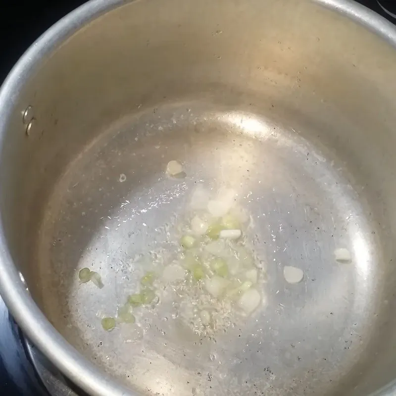 Xào đầu hành với dầu ăn để tạo mùi thơm đặc trưng trước khi cho thịt băm vào