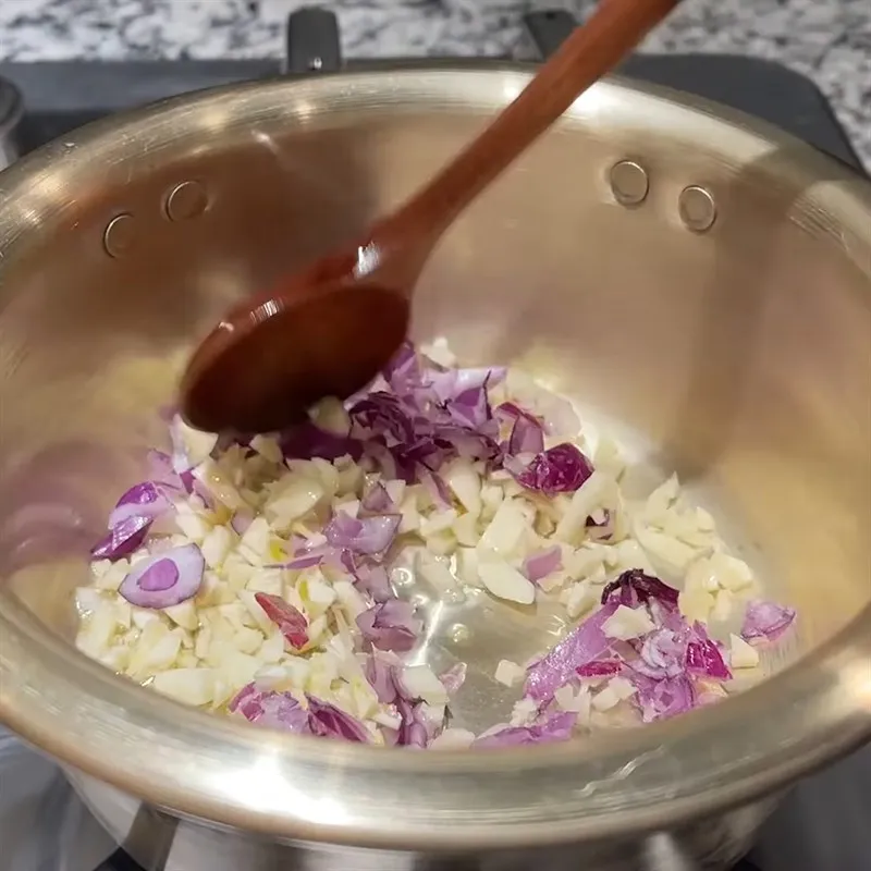 Xào cà chua kỹ giúp giải phóng màu sắc tự nhiên và vị chua thanh nhẹ