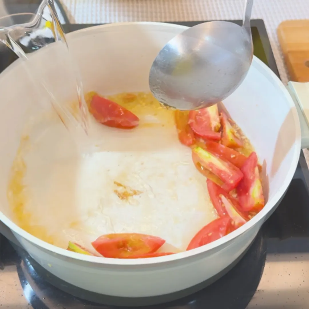 Bước 4 Xào cà chua Bún ốc hạt và ốc mít sườn non