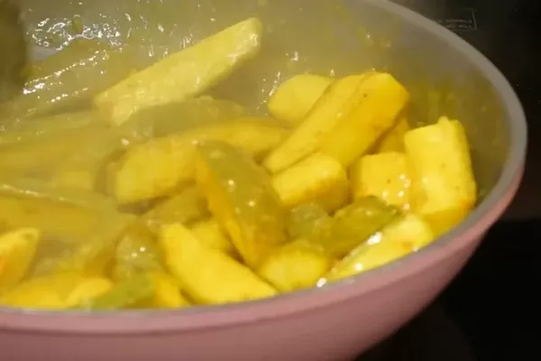 Xào chuối xanh đã ướp đến khi săn lại trước khi om