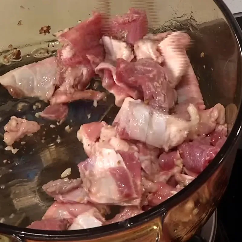 Bước 2 Xào gân bò và các nguyên liệu khác Canh dưa chua gân bò
