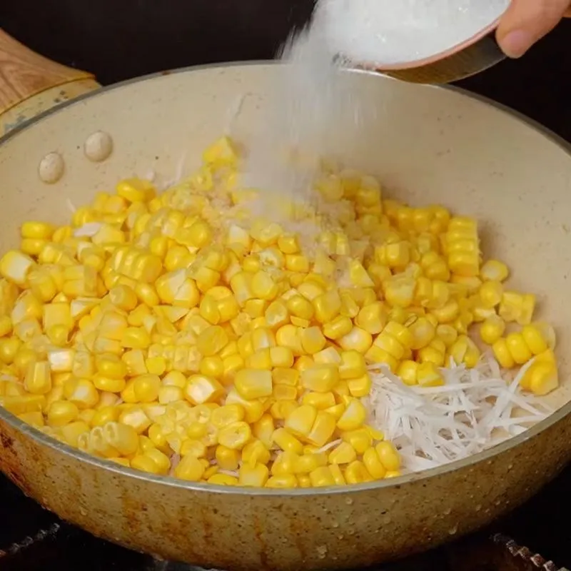 Bước 3 Xào hạt ngô và dừa sợi