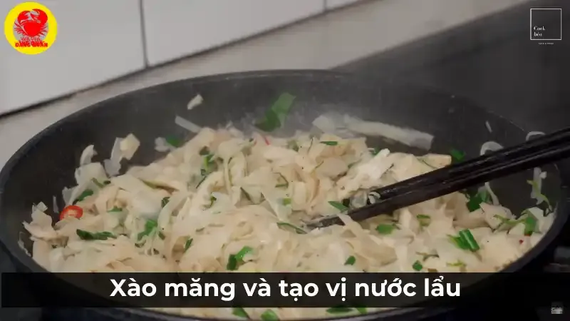 Xào măng tạo vị lẩu cá tầm măng chua