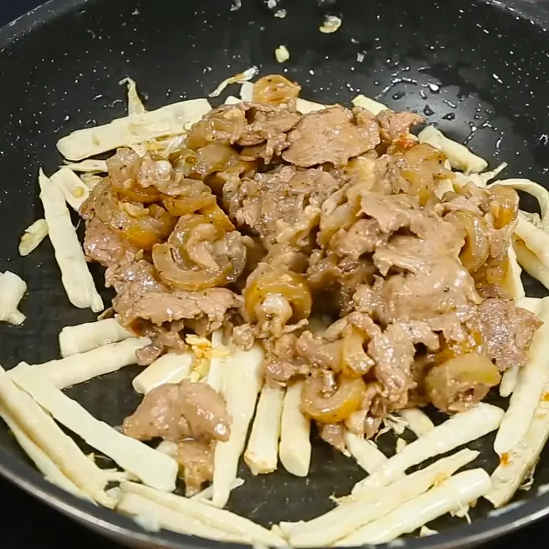 Hình ảnh thịt bê được xào chín đều trên chảo chuyên dụng