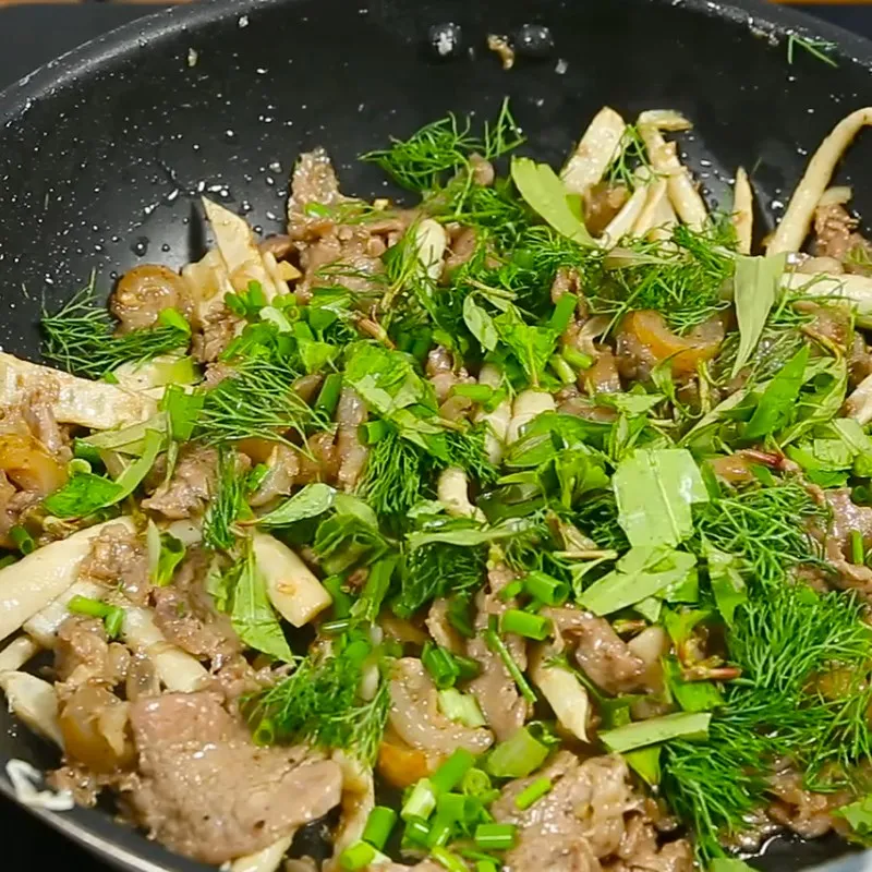 Thêm các loại rau thơm vào bước cuối cùng