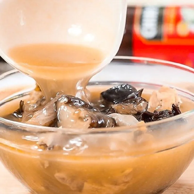 Xào nấu nguyên liệu gà nấu đông da heo