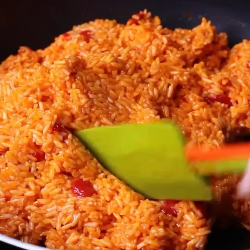 Hạt gạo nếp bóng mượt khi áp dụng cách nấu xôi gấc với nước cốt dừa