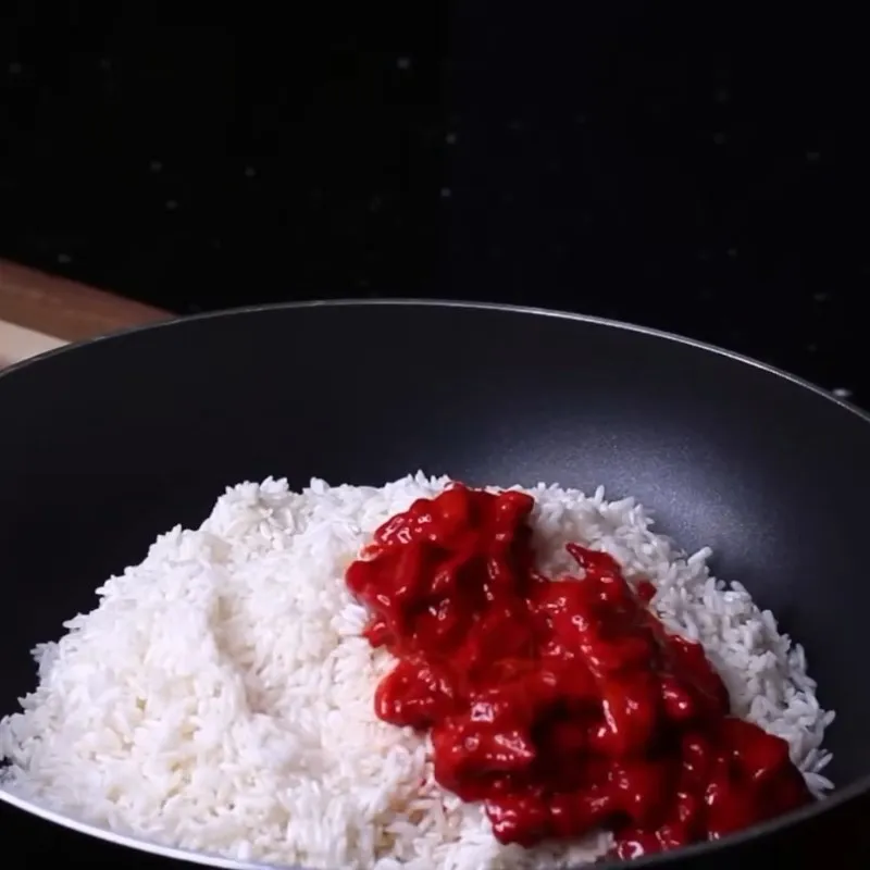 Kỹ thuật xào nếp của cách nấu xôi gấc với nước cốt dừa