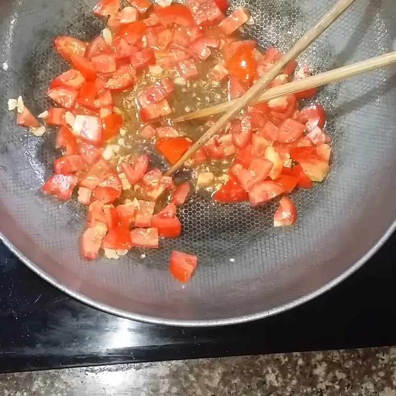 Thêm rau bí vào xào cùng cà chua