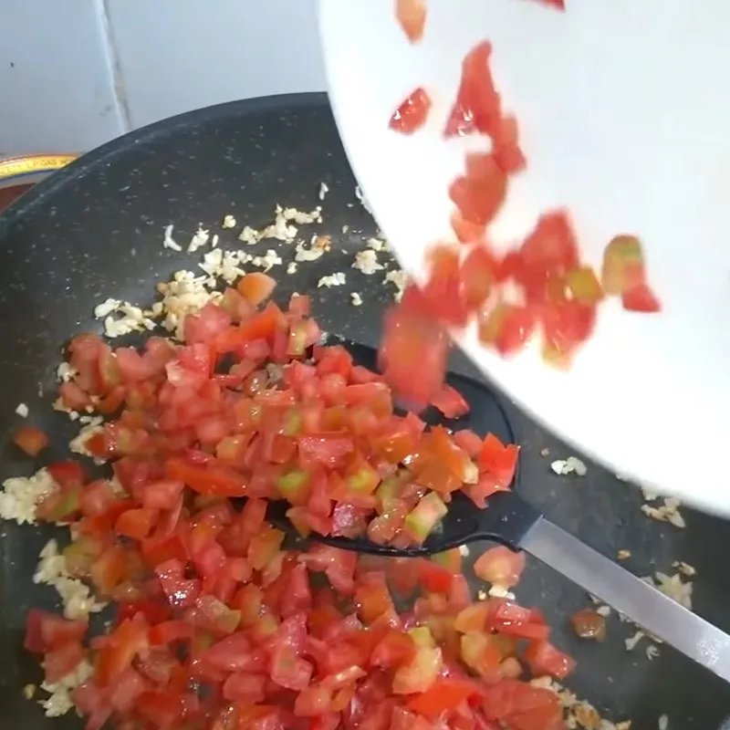 Hỗn hợp sốt cà chua được nấu sệt lại