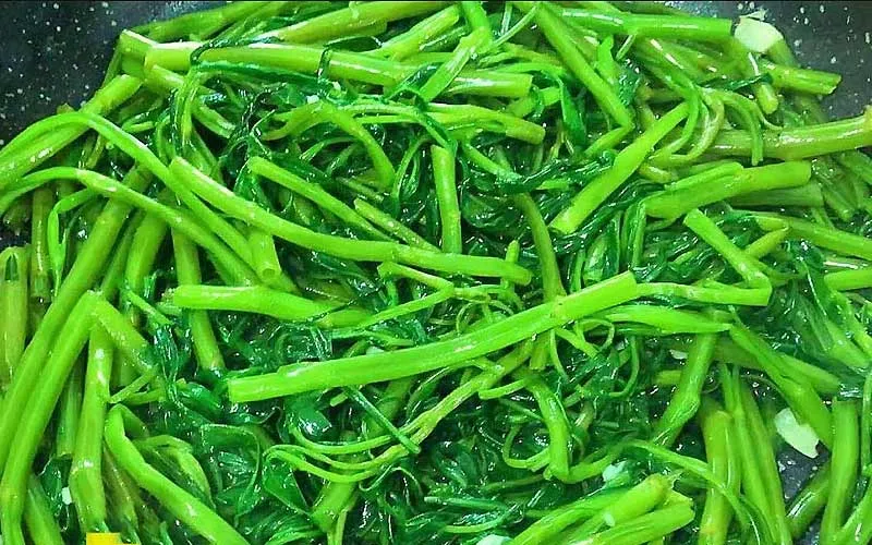 Xào rau muống trên lửa lớn để giữ độ xanh giòn