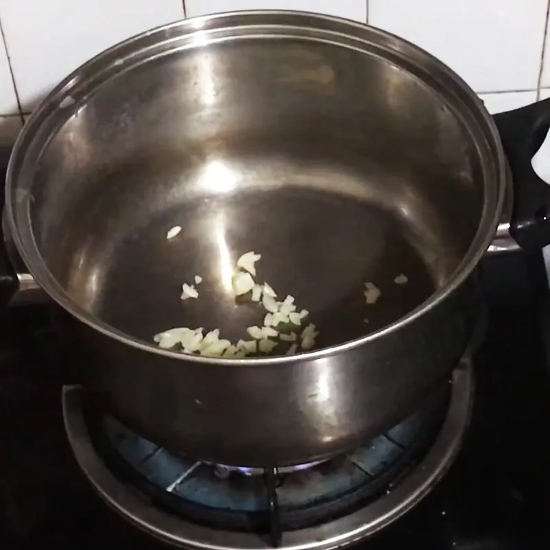 Phi thơm tỏi trong nồi