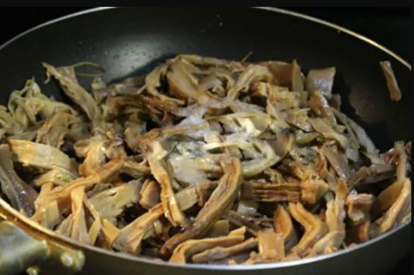 Cách nấu canh măng khô móng giò ngon bằng phương pháp xào măng đậm vị