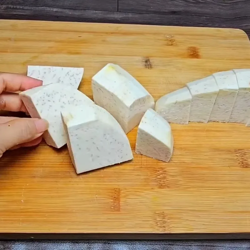 Bước 2 Chuẩn bị khoai lang, khoai môn và chiên sơ