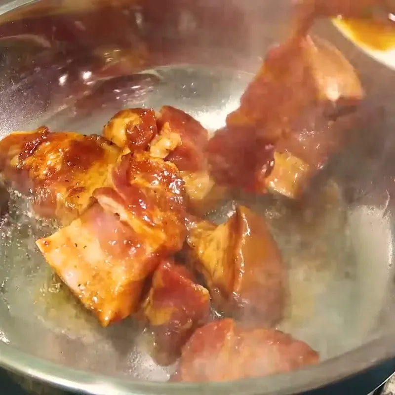 Xào săn thịt ba chỉ trên bếp