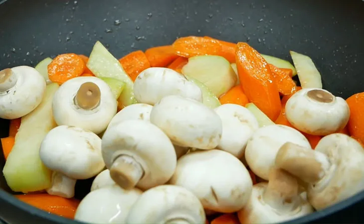 Xào sơ cà rốt, su hào và nấm mỡ, chuẩn bị cho nước dùng hủ tiếu sườn kho