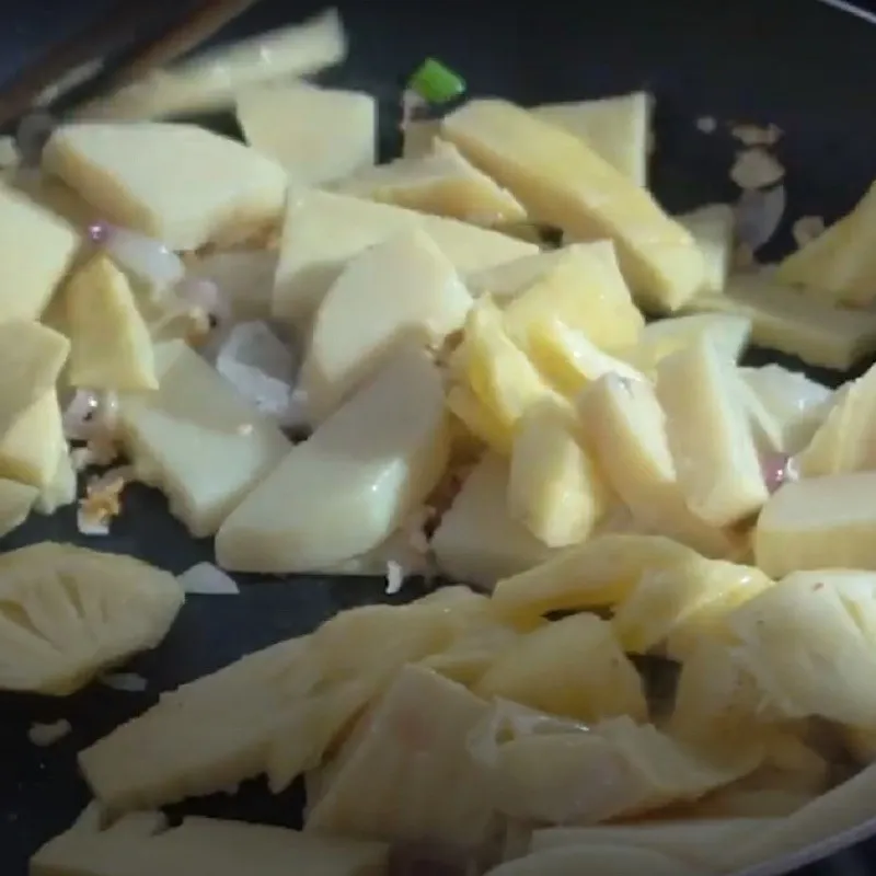 Xào dứa cùng măng chua giúp món cá tầm nấu canh chua có vị ngọt thanh