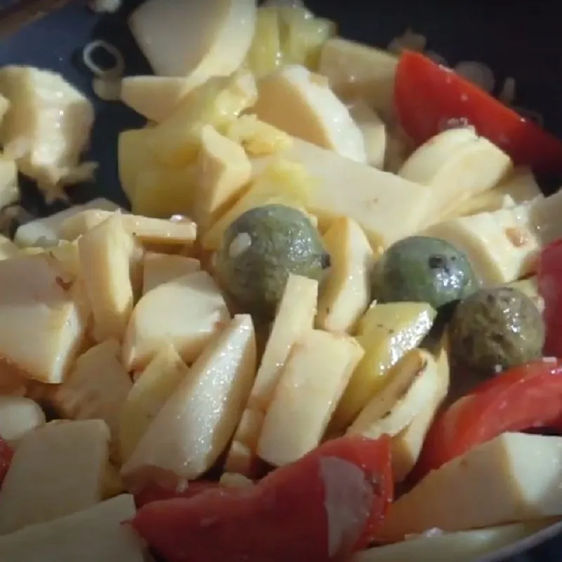 Cà chua và sấu được xào chung để tạo màu sắc rực rỡ cho nước canh