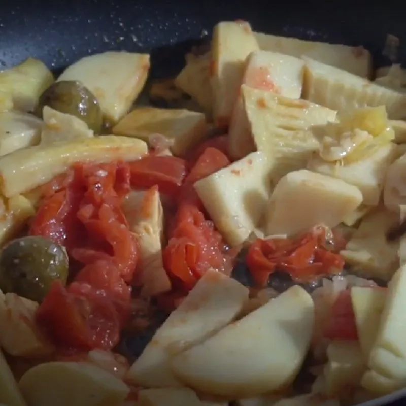 Hỗn hợp măng dứa cà chua sấu sau khi đã được xào chín kỹ