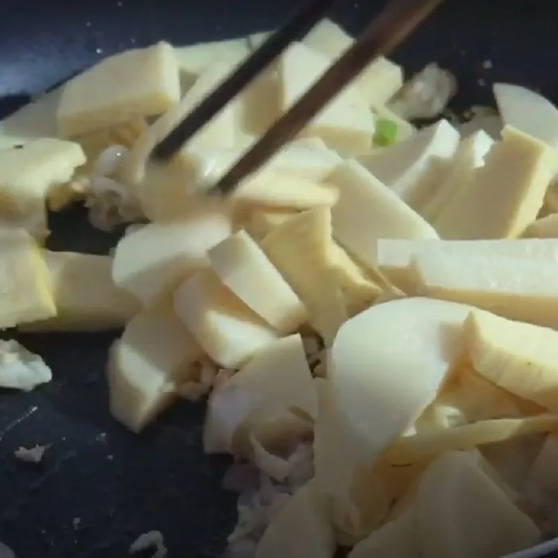 Phi thơm hành tỏi và xào măng chua để nguyên liệu dậy mùi thơm