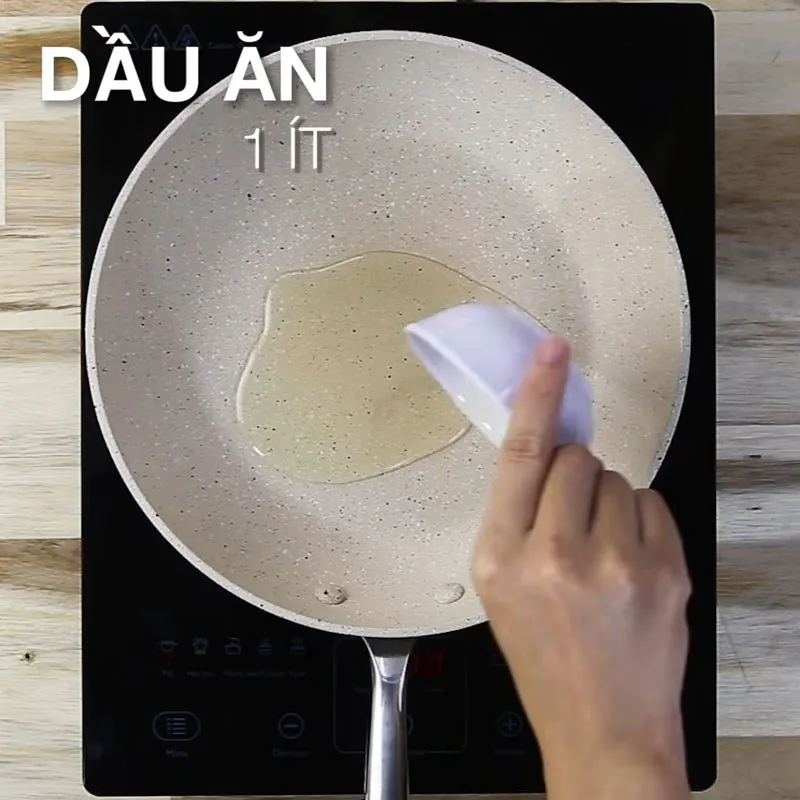 Xào thịt chân giò giúp miếng thịt săn chắc và thấm gia vị